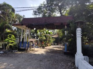 Gerbang Masuk menuju ke Kampung Londo bekas Pabrik Gula Gunungsari, Kencong, Jember. Sumber foto : Dok. Pribadi.