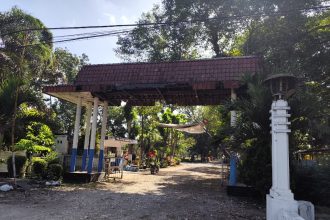 Gerbang Masuk menuju ke Kampung Londo bekas Pabrik Gula Gunungsari, Kencong, Jember. Sumber foto : Dok. Pribadi.