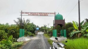 Suasana di sekitar gerbang Desa Banua Anyar di Kecamatan Bakumpai, Kabupaten Barito Kuala, Kalimantan Selatan.