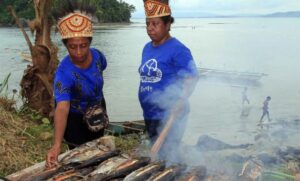 Pedagang ikan asar saat Festival Nelayan Kampung Hamadi. Sumber: Dok. Antara