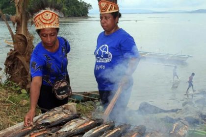 Pedagang ikan asar saat Festival Nelayan Kampung Hamadi. Sumber: Dok. Antara