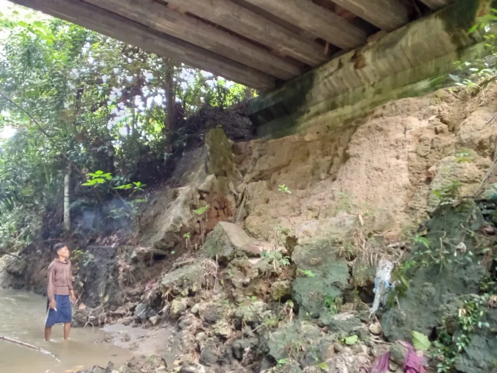 Tanah Jembatan Sungai Seliam Amblas. Sumber Foto: Dok.sumselindependen.com