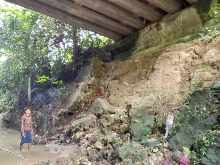 Tanah Jembatan Sungai Seliam Amblas. Sumber Foto: Dok.sumselindependen.com