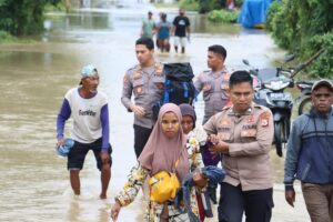 Proses evakuasi warga Desa Grandeng. Sumber: Dok. Rakyat Maluku