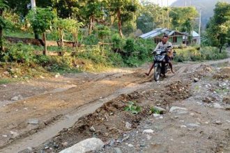 masyarakat Desa Oetulu saat melintas menggunakan kendaraan roda dua di perbatasan ruas jalan antara Desa Oetulu Kecamatan Musi dan Desa Noeltoko, Kecamatan Miomaffo Barat Sumber foto: pos-kupang