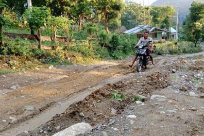 masyarakat Desa Oetulu saat melintas menggunakan kendaraan roda dua di perbatasan ruas jalan antara Desa Oetulu Kecamatan Musi dan Desa Noeltoko, Kecamatan Miomaffo Barat Sumber foto: pos-kupang