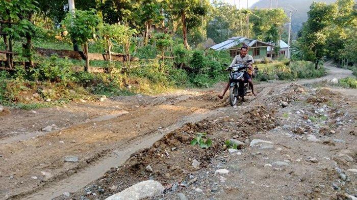 masyarakat Desa Oetulu saat melintas menggunakan kendaraan roda dua di perbatasan ruas jalan antara Desa Oetulu Kecamatan Musi dan Desa Noeltoko, Kecamatan Miomaffo Barat Sumber foto: pos-kupang