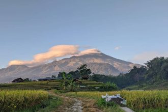 Lanskap pemandangan Gunung Penanggungan dan Gunung Welirang yang bisa dilihat di Desa Wisata Penanggungan. Sumber Foto: Instagram kampung_organik_brenjonk.