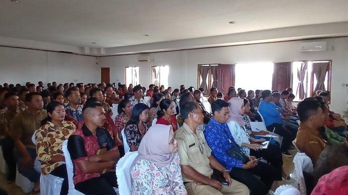 Pembukaan pelatihan peningkatan kualitas perencanaan ekonomi desa tahap II program TEKAD di hotel cendana sumba timur. Sumber Foto: pos-kupang