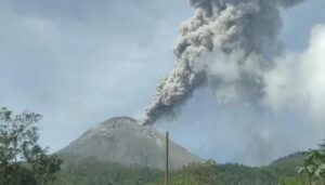 Gunung lewotobi Laki-Laki Kembali Meletus. Sumber foto : detikbali