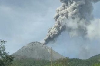 Gunung lewotobi Laki-Laki Kembali Meletus. Sumber foto : detikbali