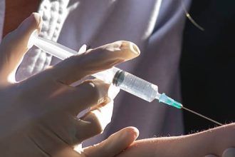 Ilustrasi Imunisasi Polio. Sumber: Istock