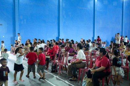 Pembagian paket olahan ikan kepada masyarakat pada Program Gemarikan di Gedung Asta Karya Utama. Sumber: istimewa