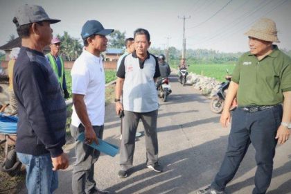Bupati Jembrana, I nengah Tamba, Beserta jajarannya meninjau pengerjaan perbaikan infrastruktur ruas jalan penghubung antara Mendoyo Dangin Tukad menuju Desa Yeh Kuning. Sumber: istimewa