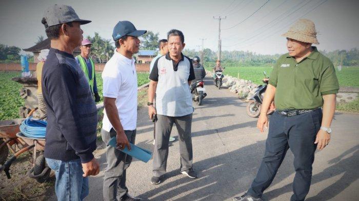 Bupati Jembrana, I nengah Tamba, Beserta jajarannya meninjau pengerjaan perbaikan infrastruktur ruas jalan penghubung antara Mendoyo Dangin Tukad menuju Desa Yeh Kuning. Sumber: istimewa