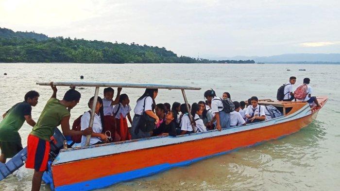 Siswa-Siswi Desa Saminyamau saat menaiki Bus Sekolah Laut untuk berpergian ke sekolah di Desa Posi-posi. Sumber: Dok Humas Pemkab Morotai