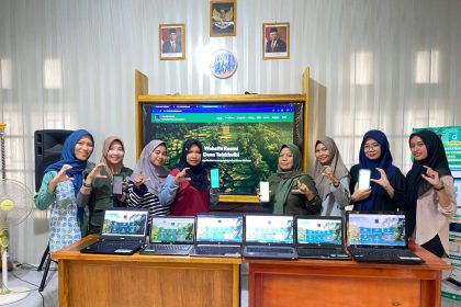 Warga Teluk Kulbi saat Menggunakan Layanan Anjungan Mandiri Digides. Sumber foto: Dokumentasi Pemdes Teluk Kulbi