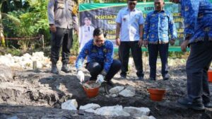 Bupati HST, H Aulia Oktafiandi laksanakan peletakan batu pertama pembangunan gedung penampungan Lump di Desa Pauh.