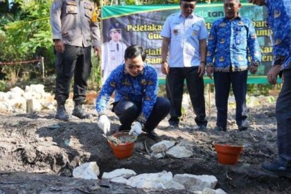 Bupati HST, H Aulia Oktafiandi laksanakan peletakan batu pertama pembangunan gedung penampungan Lump di Desa Pauh.