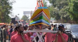 Iring-iringan Kirab Budaya dan Tradisi Petik Laut Desa Puger Kulon. Sumber: Diskominfo Jember.