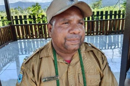 Permenas Demhi, Kepala Kampung Muari. Sumber: Dok. Tribun