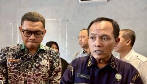 Kepala BNNP Kalsel Brigjen Pol Wisnu Andayana (kanan) memberikan keterangan usai konferensi pers temu media Dinas Komunikasi dan Informatika (Diskominfo) Kalsel di Banjarbaru.