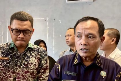 Kepala BNNP Kalsel Brigjen Pol Wisnu Andayana (kanan) memberikan keterangan usai konferensi pers temu media Dinas Komunikasi dan Informatika (Diskominfo) Kalsel di Banjarbaru.