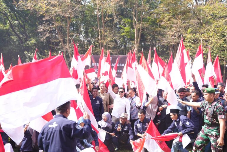 Menteri Desa Pembangunan Daerah Tertinggal dan Transmigrasi (Menteri Desa PDTT) Abdul Halim Iskandar bersama peserta Apel kebangsaan. Sumber: Dok. Kolomdesa