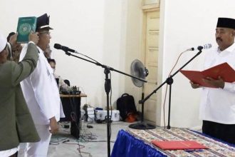 Bupati Kutai Kartanegara (Kukar) Edi Damansyah setelah melantik Pj Kepala Desa Persiapan Desa Sumber Rejo Saili, di BPU Desa Bangun Rejo Kecamatan Tenggarong Seberang.
