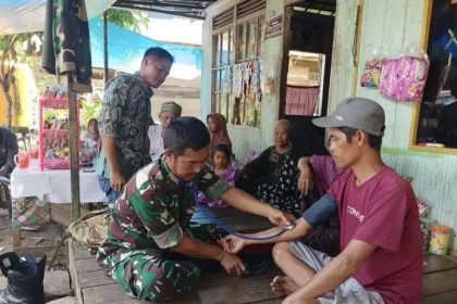 Satgas TMMD ke-121 Kodim 1003/HSS memberikan pelayanan kesehatan ke rumah warga di Desa Gumbil, Kecamatan Telaga Langsat, Hulu Sungai Selatan, Kalimantan Selatan.