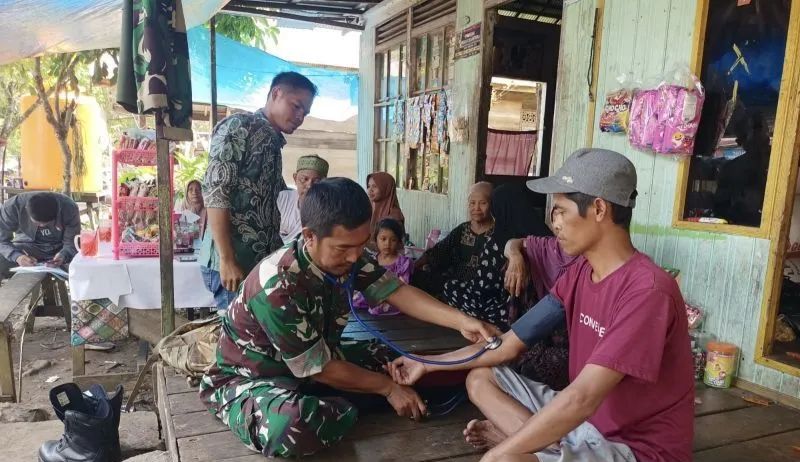 Satgas TMMD ke-121 Kodim 1003/HSS memberikan pelayanan kesehatan ke rumah warga di Desa Gumbil, Kecamatan Telaga Langsat, Hulu Sungai Selatan, Kalimantan Selatan.