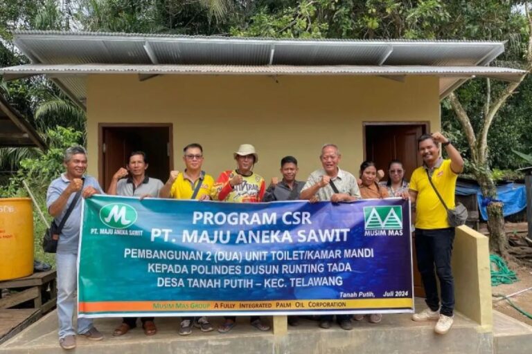 Rusli Salim menyerahkan bantuan CSR berupa dua unit toilet atau kamar mandi untuk SDN 5 Tanah Putih Kecamatan Telawang.