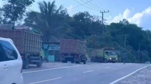 Aktivitas lalu lalang truk dari lokasi yang diduga tambang ilegal, di RT 15 Desa Perangat, Kabupaten Kutai Kartanegara.