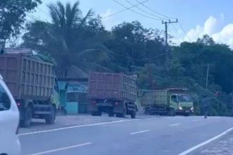 Aktivitas lalu lalang truk dari lokasi yang diduga tambang ilegal, di RT 15 Desa Perangat, Kabupaten Kutai Kartanegara.
