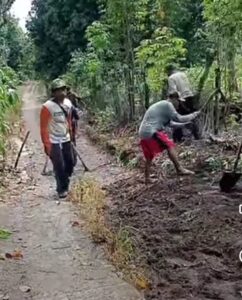 Warga Desa Tanjung Iman saat melakukan perbaikan jalan secara Swadaya. Sumber Foto: Dok. harianoku-selatan.id