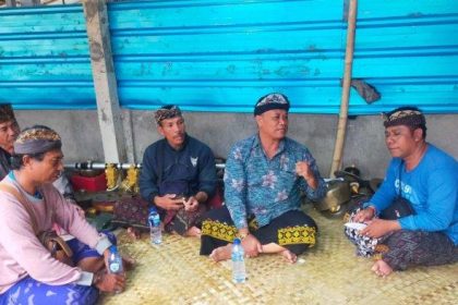 Wakil Ketua DPRD Klungkung Wayan Baru saat bertemu dan menerima keluhan warga terkait pelayanan air bersih di Desa Pejukutan. Sumber foto : istimewa