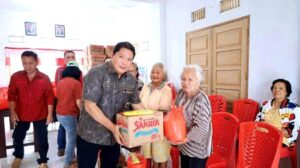 Pj Bupati Minahasa saat memberikan bantuan kepada warga terdampak banjir. Sumber Foto: Istimewa