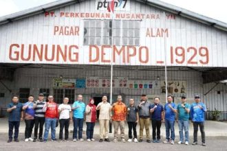 Pj Wali Kota Pagar Alam bersama pengurus Desa Wisata Gunung Dempo. Sumber Foto: Istimewa