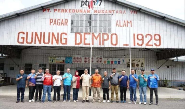 Pj Wali Kota Pagar Alam bersama pengurus Desa Wisata Gunung Dempo. Sumber Foto: Istimewa