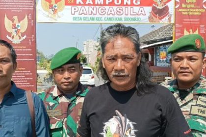 Kepala Desa Gelam Candi Sidoarjo, Moch Muslich bersama aparat dan tokoh masyarakat. Sumber : iNewsSurabaya.id/arif