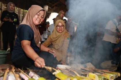 Bupati Banyuwangi Ipuk Fiestiandani melihat pengolahan ikan yang dikelola warga. Sumber : detik.com/jatim