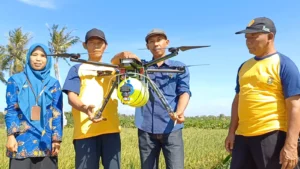 Kades Kalimiru Agung Yuli Priatmoko (dua dari kiri) menunjukkan drone yang dibeli dari DD 2024 untuk alat penyemprotan tanaman padi di desanya. Sumber : Pemdes Kalimiru untuk Radar Jogja