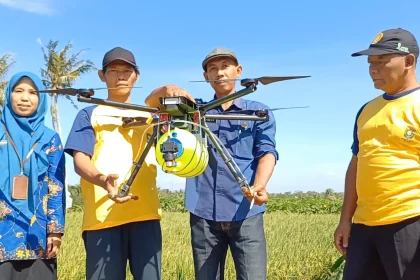 Kades Kalimiru Agung Yuli Priatmoko (dua dari kiri) menunjukkan drone yang dibeli dari DD 2024 untuk alat penyemprotan tanaman padi di desanya. Sumber : Pemdes Kalimiru untuk Radar Jogja