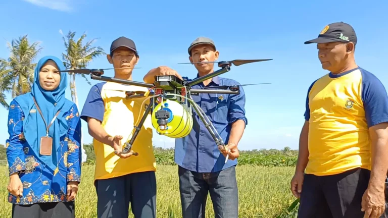 Kades Kalimiru Agung Yuli Priatmoko (dua dari kiri) menunjukkan drone yang dibeli dari DD 2024 untuk alat penyemprotan tanaman padi di desanya. Sumber : Pemdes Kalimiru untuk Radar Jogja