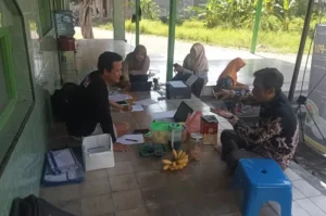 Pengurus BUMDes Berkah Sejahtera Desa Tambakrejo Kecamatan Jombang jemput bola melayani warga. Sumber : Anggi Fridianto/Radar Jombang