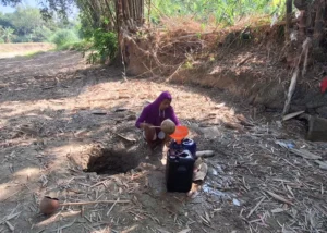 Warga Desa Karanganyar, Kecamatan Geyer saat mencari air bersih dengan membuat belik di sungai. Sumber : Intan Maylani Sabrina/Radar Kudus