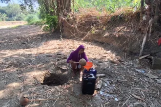 Warga Desa Karanganyar, Kecamatan Geyer saat mencari air bersih dengan membuat belik di sungai. Sumber : Intan Maylani Sabrina/Radar Kudus