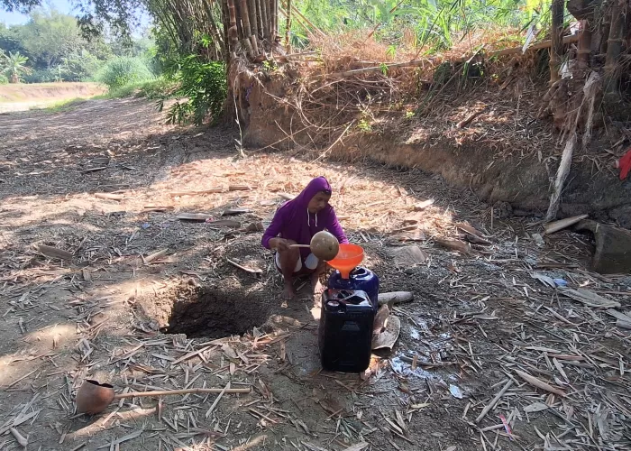 Warga Desa Karanganyar, Kecamatan Geyer saat mencari air bersih dengan membuat belik di sungai. Sumber : Intan Maylani Sabrina/Radar Kudus