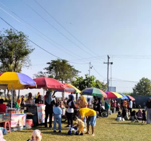 Lapangan Desa Golantepus, Kecamatan Mejobo, Kudus tampak ramai penjual dan pengunjung kemarin. Sumber : Sekarwati/Radar Kudus