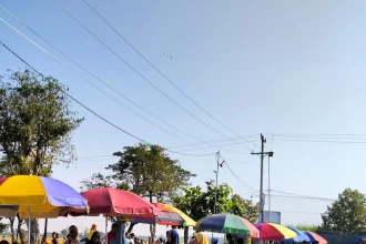 Lapangan Desa Golantepus, Kecamatan Mejobo, Kudus tampak ramai penjual dan pengunjung kemarin. Sumber : Sekarwati/Radar Kudus